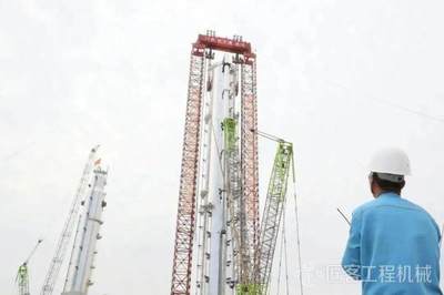 中聯(lián)重科ZCC12500履帶吊 擎天巨臂，力擎超級(jí)石化工程新紀(jì)元